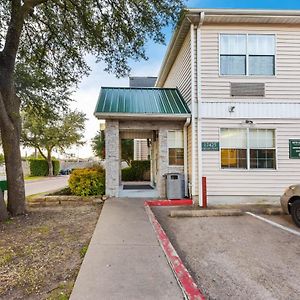 Hometowne Studios By Red Roof Dallas - North Addison - Tollway